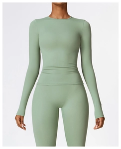 Détails de l'ensemble de yoga vert sauge avec coutures sans couture et tissu ultra élastique