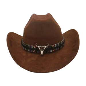 Detailansicht brauner Cowboyhut aus Wildleder mit Ethno-Band und silbernem Stierschädel