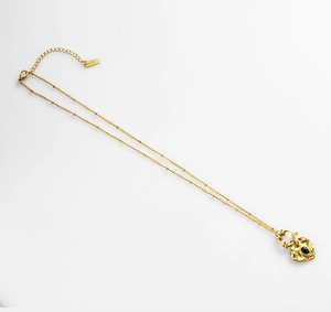 Detail of 18K gold plated stainless steel necklace with black heart stone pendant