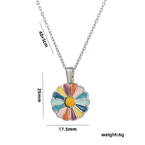 Collier marguerite en émail et acier titane avec chaîne argentée de 40 plus 5cm