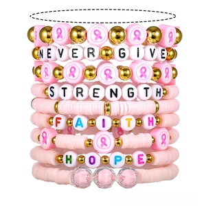 Detail der rosa Brustkrebs-Bewusstsein Perlenarmbänder mit inspirierenden Textanhängern