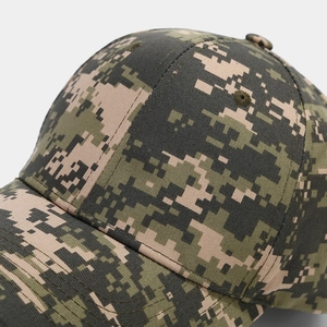 Detailansicht der taktischen Digital-Camo-Baseballkappe mit Twill-Stoffstruktur und Naht