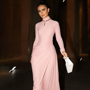 Détail d'une robe rose à manches longues montrant les fronces et la texture du tissu