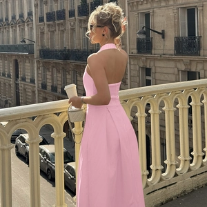 Vista posteriore dettagliata dell'abito lungo rosa con scollo all'americana e schiena nuda