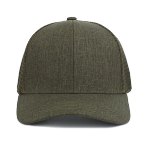 Detail der olivgrünen Trucker Cap mit atmungsaktivem Netzstoff und strukturierter Krone