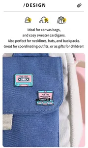 Detalle de pines de esmalte retro en una bolsa de lona azul con cinta y reproductor de discos