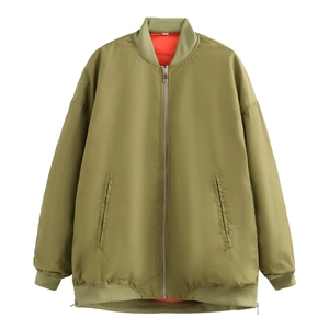Detail der armygrünen Bomberjacke mit klassischem orangefarbenem Futter und Metallzipper