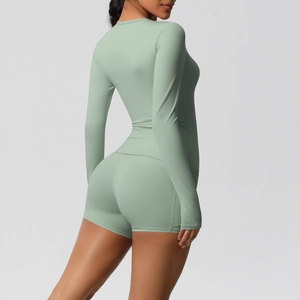 Détail de l'ensemble de sport vert menthe avec haut à manches longues et short gainant