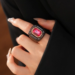 Gros plan d'une bague vintage en résine avec pierre magenta et cristaux brillants