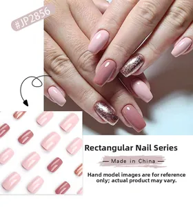 Dettaglio di unghie finte rosa con glitter forma quadrata lunga, modello #JP2856