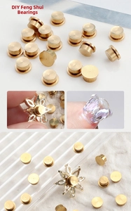 Detalle macro del mini rodamiento giratorio de latón dorado para joyas de uñas DIY