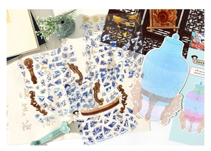 Detail von DIY Kintsugi Aufklebern für blaues Porzellan mit Puzzle-Basis und transparenten Folien