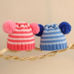 Berretto invernale a righe per bambini con doppi pompon nei colori rosa e blu