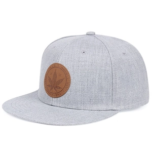Snapback-Mütze in meliertem Grau mit braunem Lederpatch und Cannabis-Blatt-Motiv