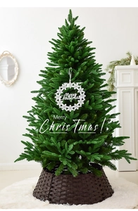 Détail d'un pied de sapin tressé marron foncé et décoration de flocon de neige blanc