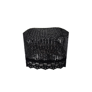 Détail d'un crop top noir à paillettes avec bordure en dentelle sur fond blanc pur