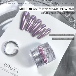 Primo piano della polvere per unghie viola effetto specchio e cat eye con punte metal