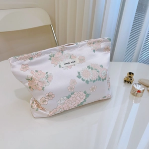 Make-up-Tasche aus Satin mit Blumenstickerei, rosa Blumenmuster und Textiletikett