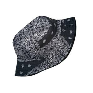 Dettaglio ravvicinato del motivo paisley su cappello da pescatore bianco e nero