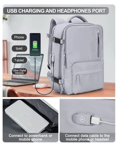 Vista detallada de la mochila de viaje gris que muestra puerto USB y espacio para batería