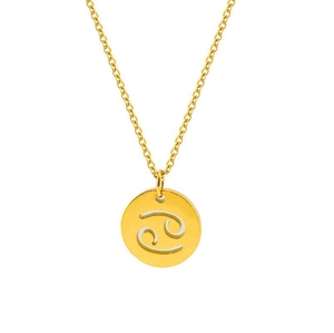 Détail du collier zodiaque doré avec pendentif ajouré affichant le signe du Cancer