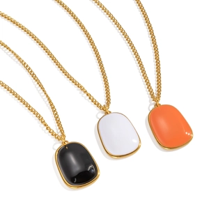 Collane bohémien in acciaio inossidabile con pendenti ovali in smalto nero, bianco e arancio