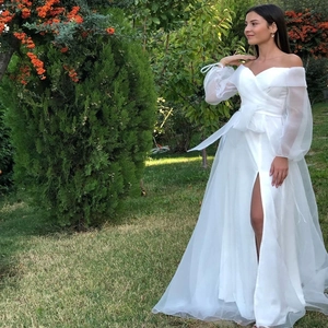 Robe de mariée blanche à épaules dénudées avec manches en tulle et fente latérale haute
