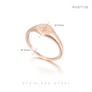 Détail de la bague chevalière en acier rose gold montrant la largeur de 7mm et le poids de 2g