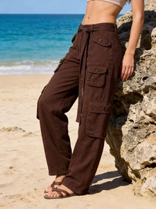 Détails d'un pantalon cargo marron foncé avec cordon et grandes poches latérales à rabat