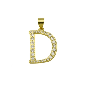 Macro d'un pendentif lettre D doré orné de zircons étincelants sur fond blanc pur