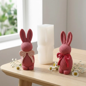Hasen-Silikonform DIY-Set mit rosa Osterhasen-Deko und Schleifen auf dem Holztisch