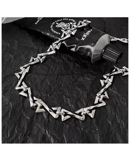 Nahaufnahme der silbernen geometrischen Dreiecksgliederkette mit poliertem Finish