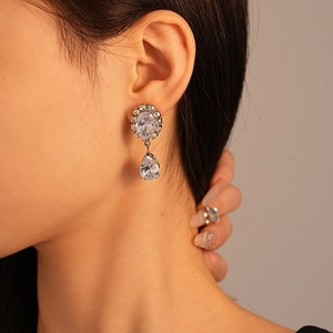 Collier multicouche argenté élégant avec des pierres de zircon scintillantes sur modèle