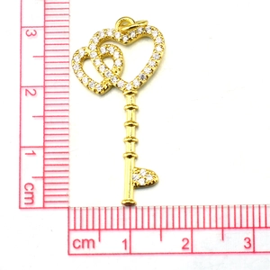 Detailed measurement of gold heart key pendant with zircon inlays and shiny metal finish