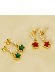 Détail de boucles d'oreilles étoiles plaquées or 18 carats avec cristaux et petites perles