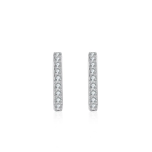 Créoles classiques en argent sterling S925 avec une rangée de pierres moissanites