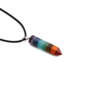 Dettaglio del ciondolo chakra esagonale colorato su una collana di corda nera intrecciata