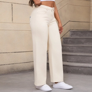 Détail d'un jean blanc cassé à taille haute avec broderie étoile sur la poche arrière