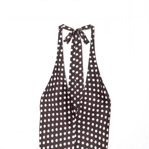 Robe dos nu à pois avec ceinture à la taille et nœud élégant sur fond blanc