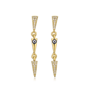 Detailopname van vergulde evil eye hangoorbellen met micro-gezette zirkonia kristallen