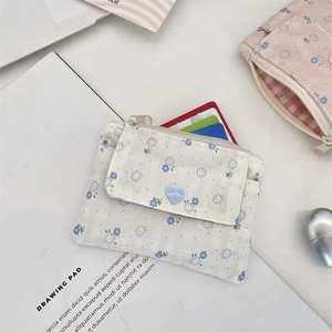 Vue détaillée du porte-cartes à motif floral bleu avec une boucle en forme de coeur