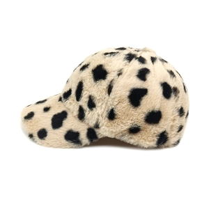 Gros plan sur la texture douce en fausse fourrure léopard d'une casquette d'hiver