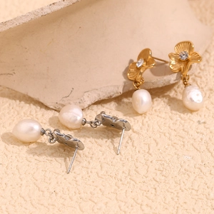 Vue détaillée des boucles d'oreilles fleur plaquées or 18 carats et argent avec perle