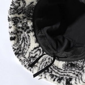 Bob en peluche à motif paisley avec doublure en tissu noir et cordon de serrage réglable
