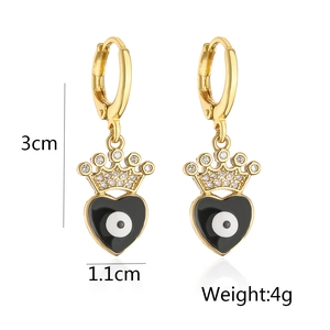 Detailed view of heart-shaped earrings with crown motif, showing size 3cm and weight 4g