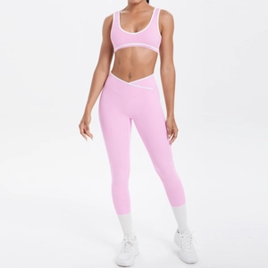 Details des rosa Yoga-Sets mit hoch taillierter Leggings und Kontrastpaspeln