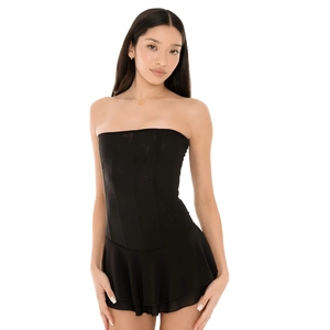Vue détaillée de l'élégante robe bustier courte noire avec un ourlet à volants chic