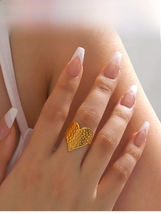 Détail d'une grande bague cœur martelée avec placage en or 18 carats portée par un mannequin