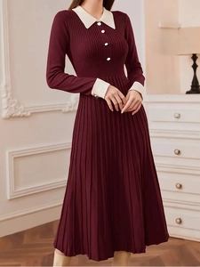 Robe en maille bordeaux élégante avec col blanc contrastant et boutons détaillés