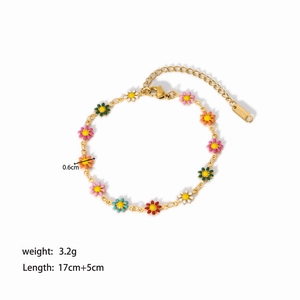 Dettaglio del bracciale placcato oro 18 carats con margherite colorate e misure
